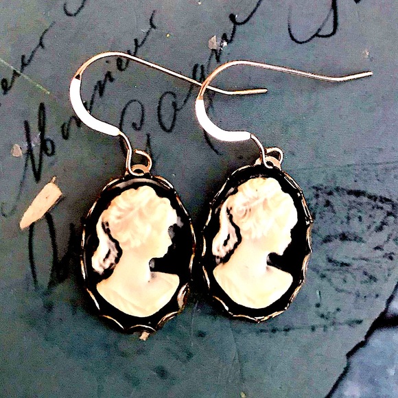 Very Victorian sterling cameo goth earrings - Picture 2 of 7